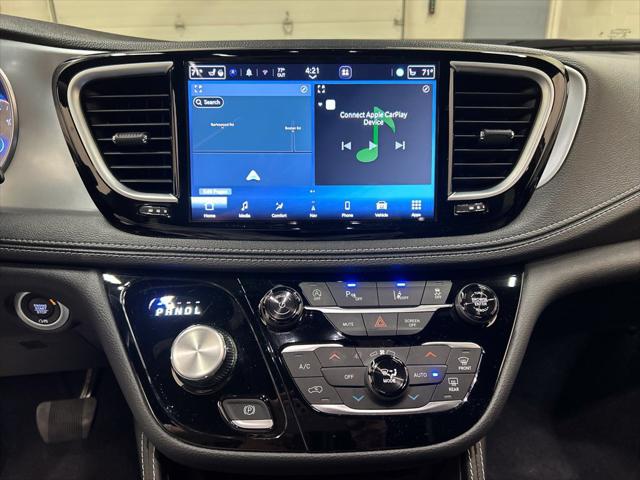 2025 Chrysler Pacifica Limited AWD